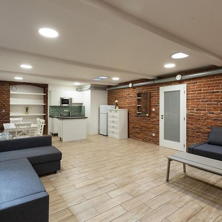 Spacious Apartment In Quiet Courtyard Near Charles Bridge Прага Экстерьер фото