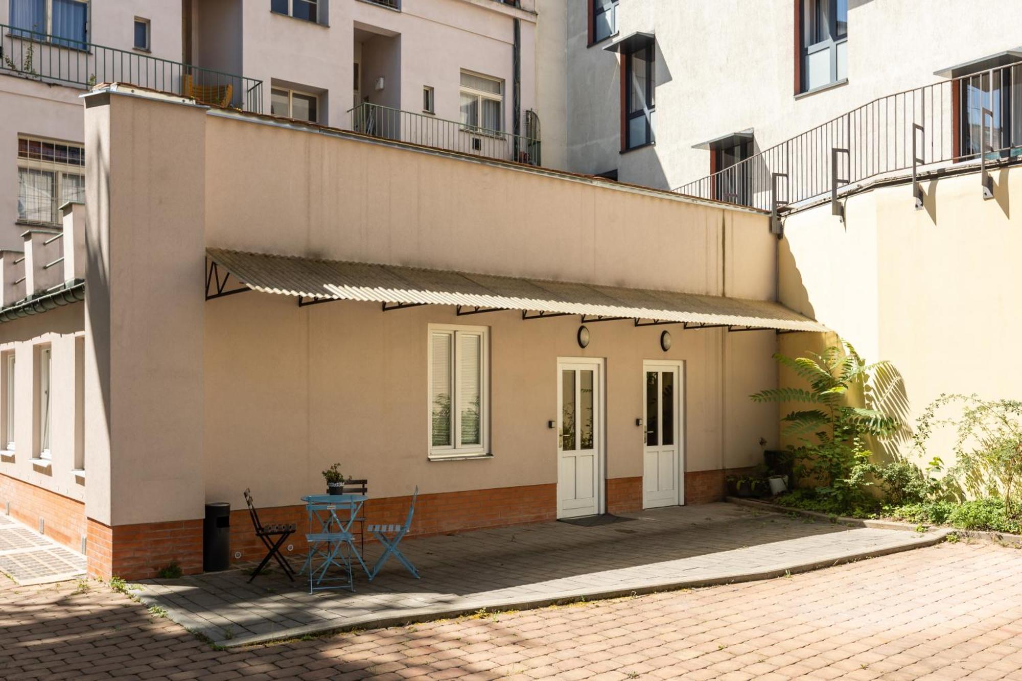 Spacious Apartment In Quiet Courtyard Near Charles Bridge Прага Экстерьер фото